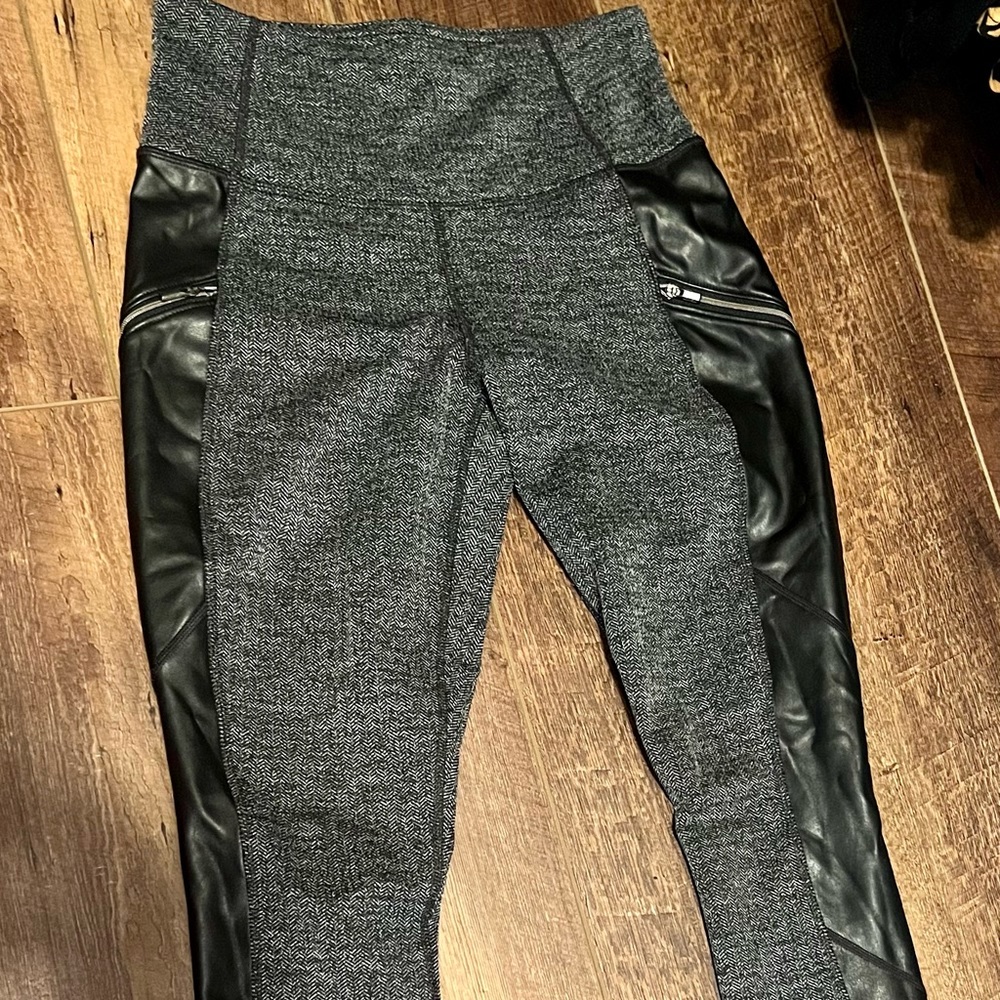 7/8 athleta metro faux leather detail houndstooth legging